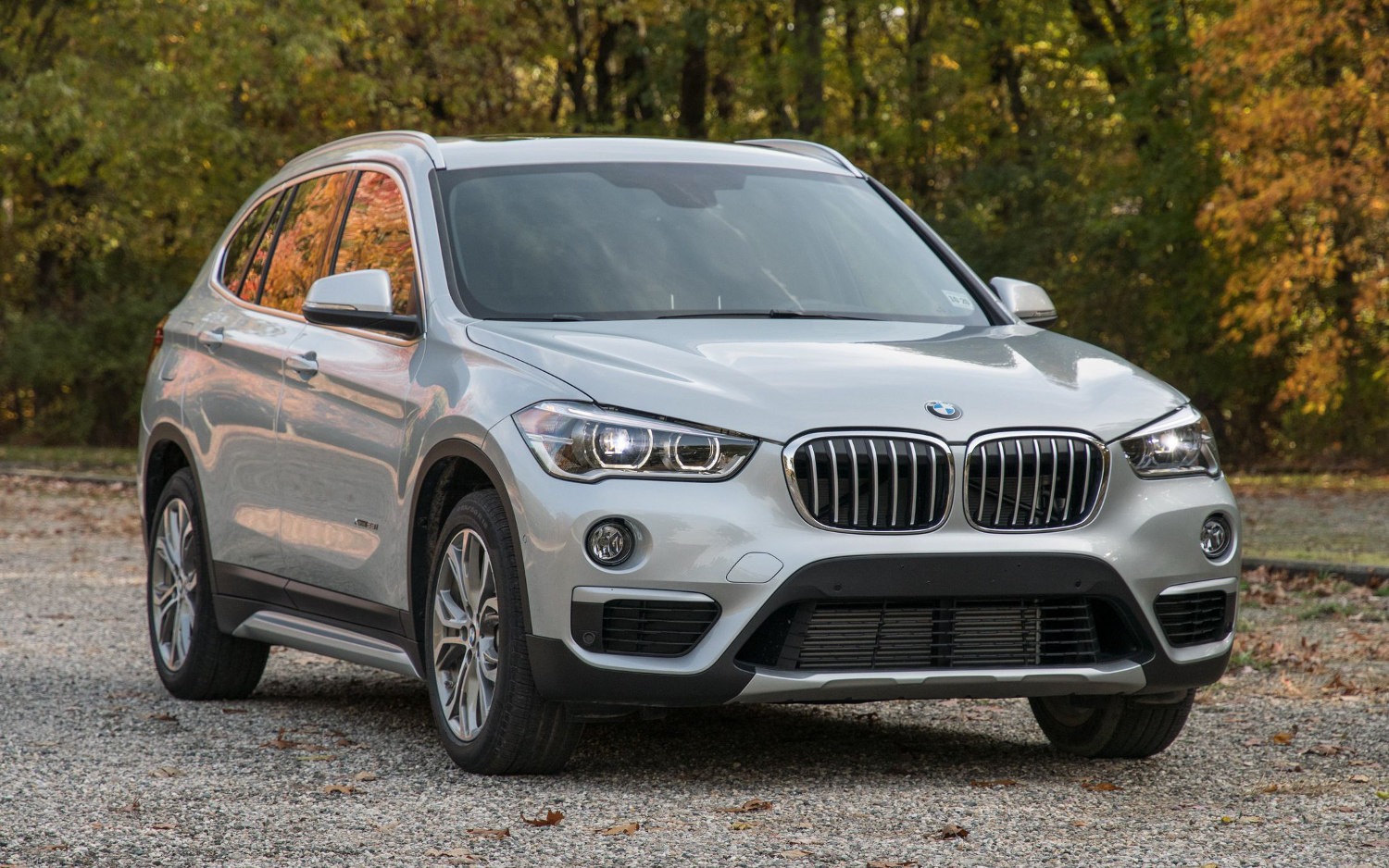 Comparison BMW X1 xDrive28i 2018 vs BMW X2 xDrive 35i 2018 SUV